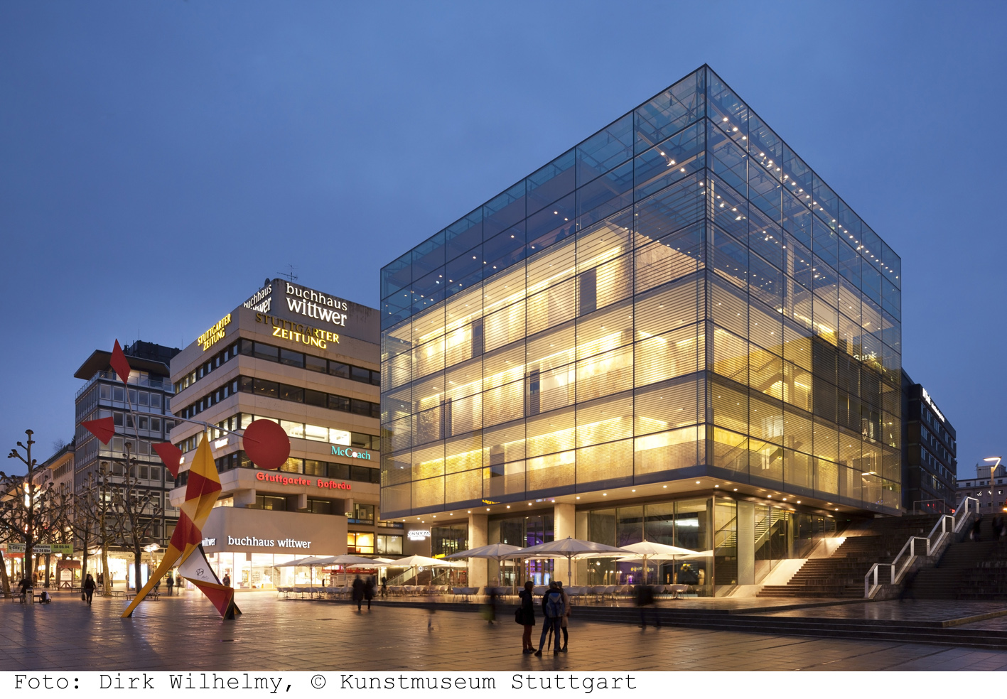 Kunstmuseum Stuttgart in der Dämmerung. Foto: Dirk Wilhelmy. (c) Kunstmuseum Stuttgart